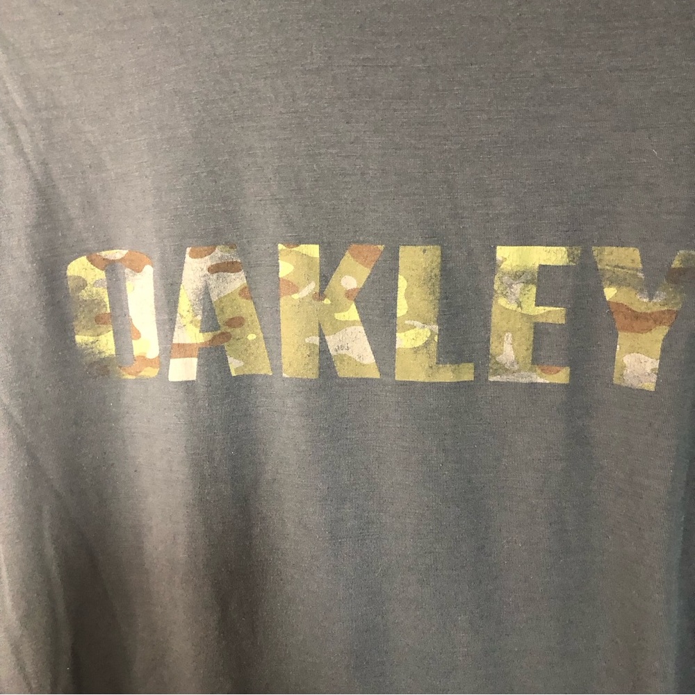 Oakley Men’s XL T Shirt with Camo Letters on Dark Gray Background - Picture 3 of 6